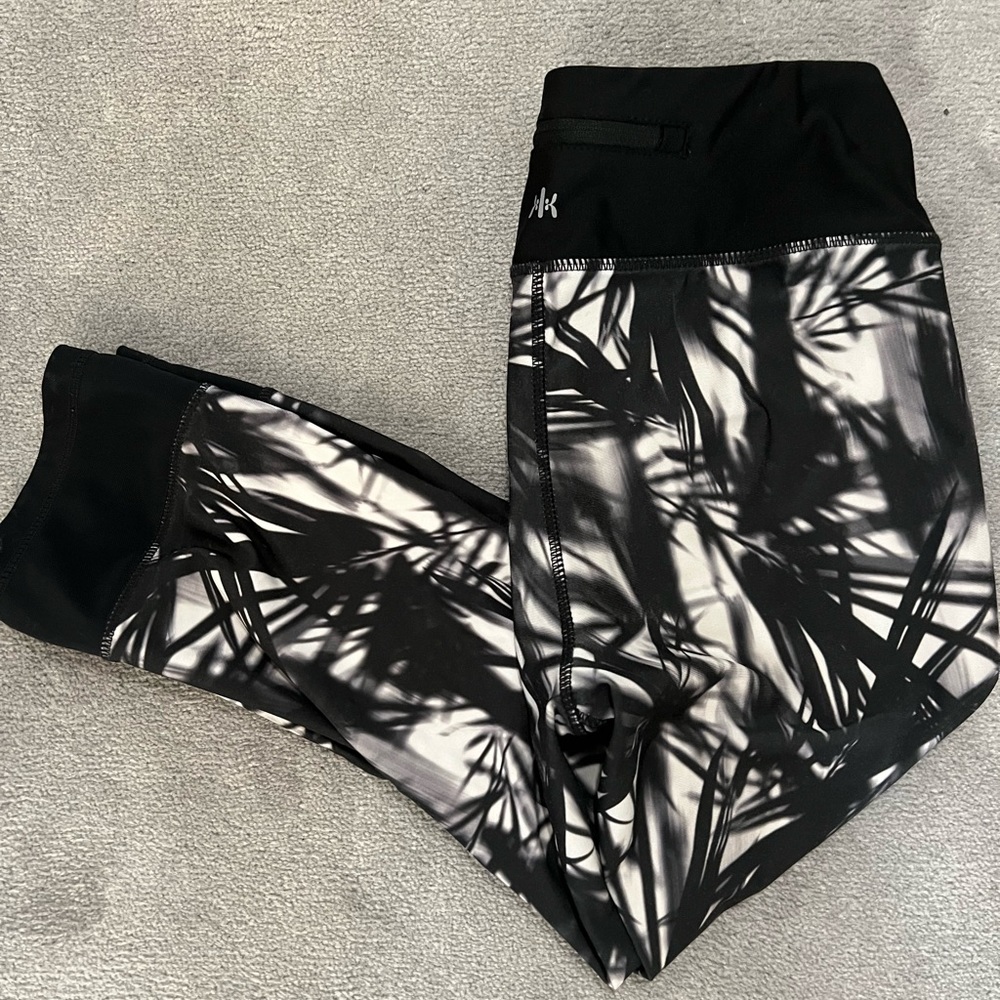 Black and white patterned cropped workout leggings